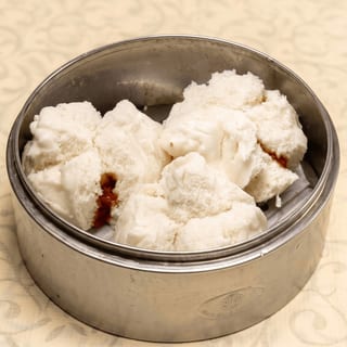 蒸叉燒包 [Steamed BBQ Pork Buns]