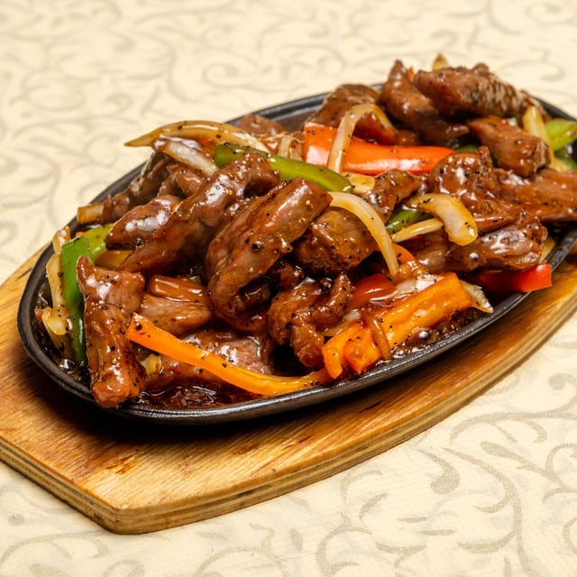 鐵板黑椒牛柳條 [Sizzling Shredded Beef with Black Pepper Sauce].