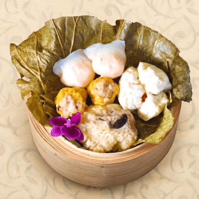 珍珠糯米雞 [Sweet Rice with Meat Wrapped in Lotus Leaf] Lunch.